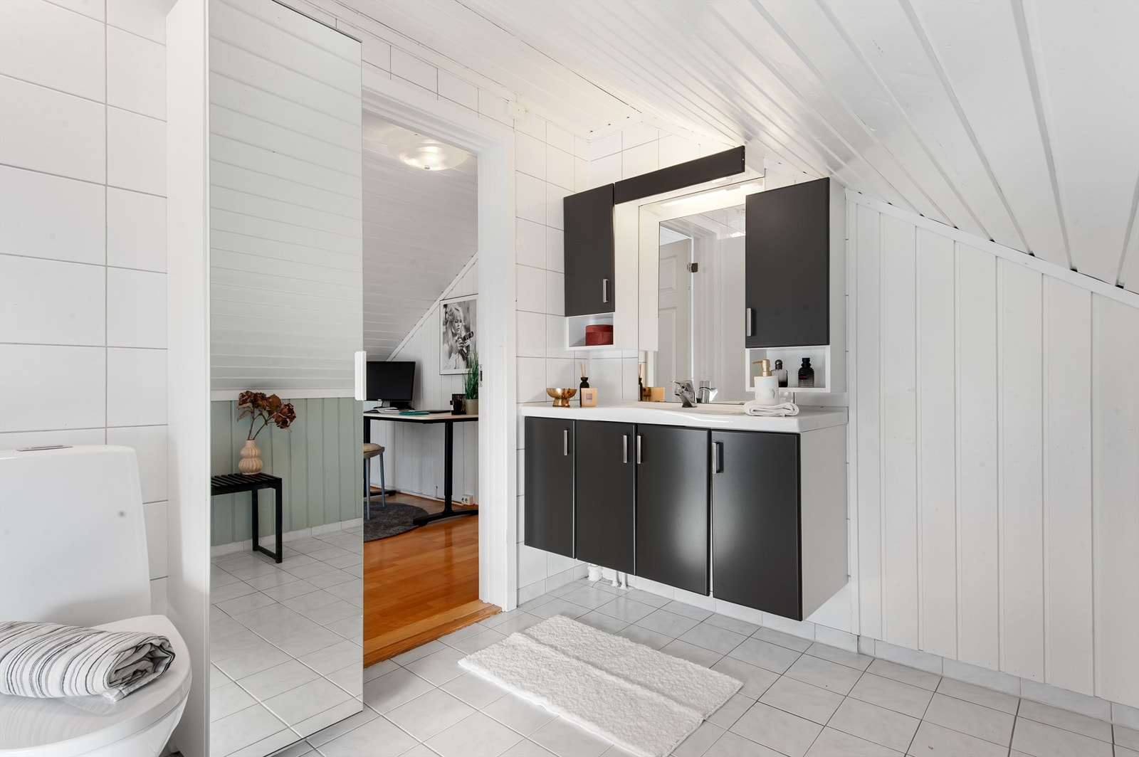 Baderomsinnredningen har god oppbevaringsplass i skap under og over servanten, samt i et høyskap. Galleribilde