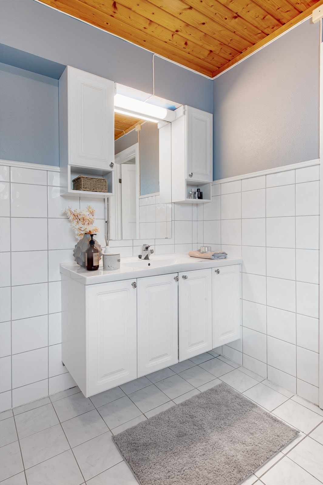 Innredningen gir god oppbevaringsplass i både underskap og overskap. Galleribilde