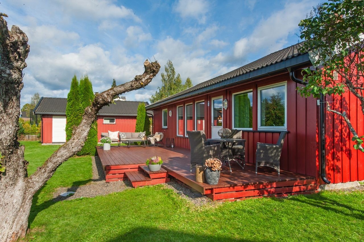 Vi går ut på den vestvendte terrassen med et samlet areal på 48 m². Galleribilde