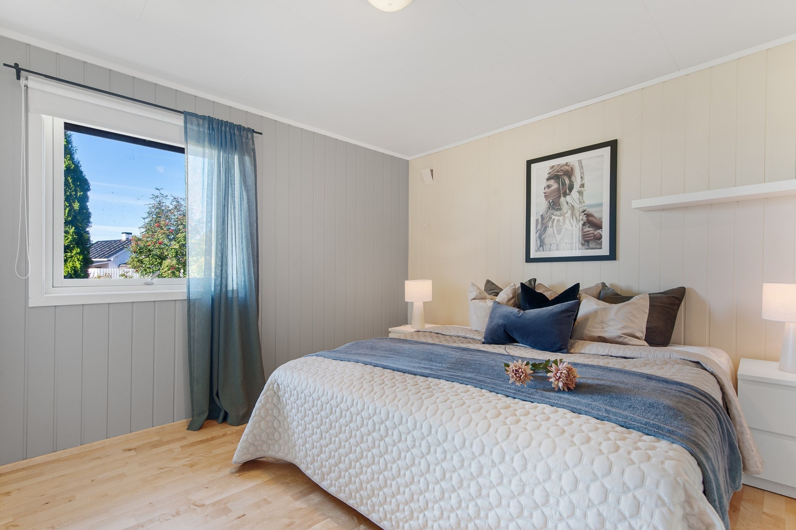 Første etasje har to soverom. Dette er det største av dem. Galleribilde