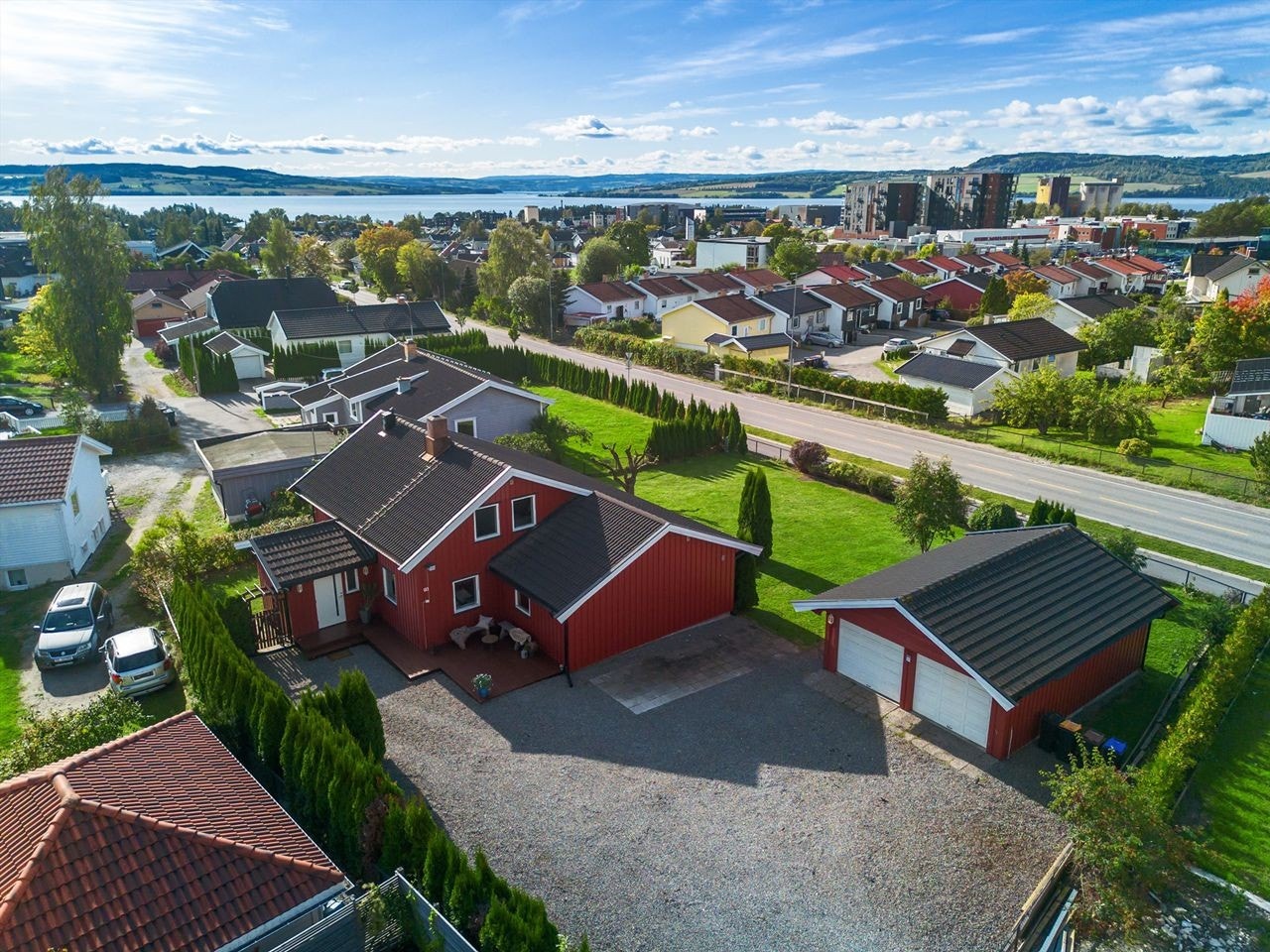 Beliggenheten gir nærhet til både Hamar sentrum og rekreasjonsområdene ved Mjøsa og Furuberget. Galleribilde