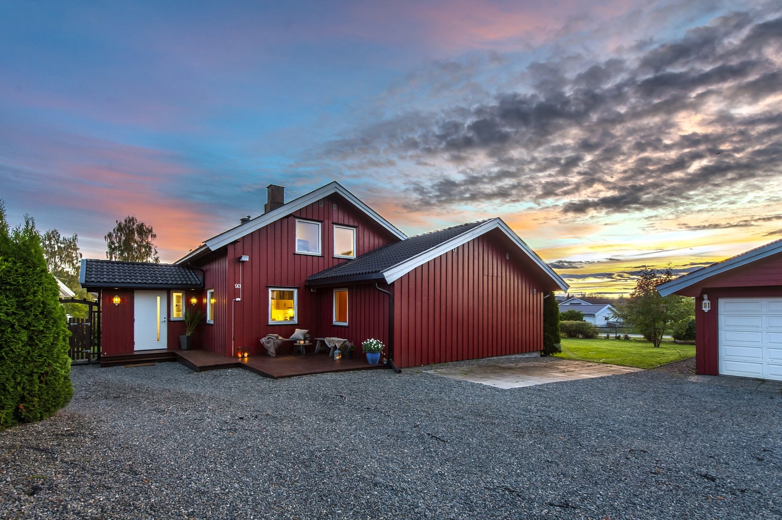 En innholdsrik enebolig med en stor hage og en frittliggende dobbelgarasje fra 2007. Galleribilde