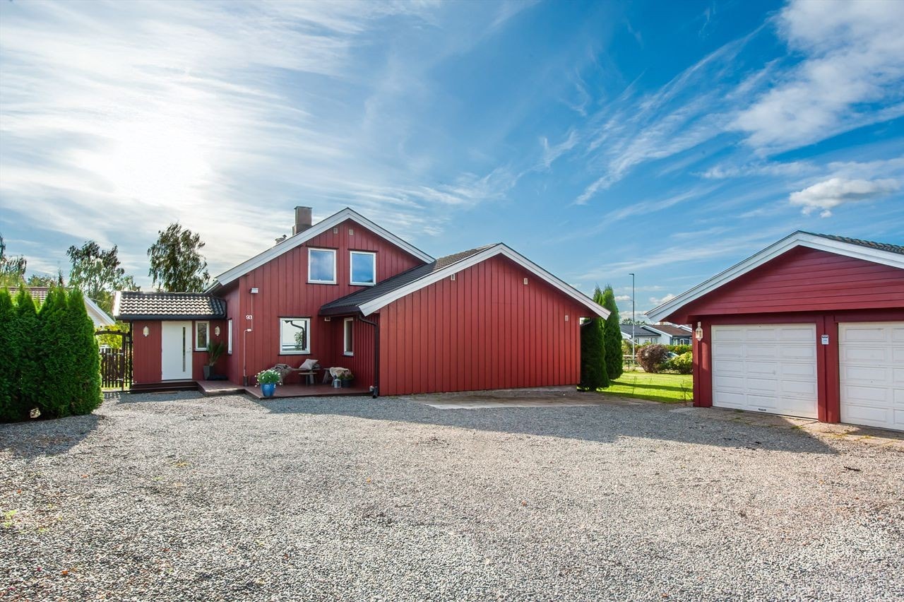 Eiendommen har en stor, gruset gårdsplass og en dobbelgarasje med fjernstyrt portåpner. Galleribilde