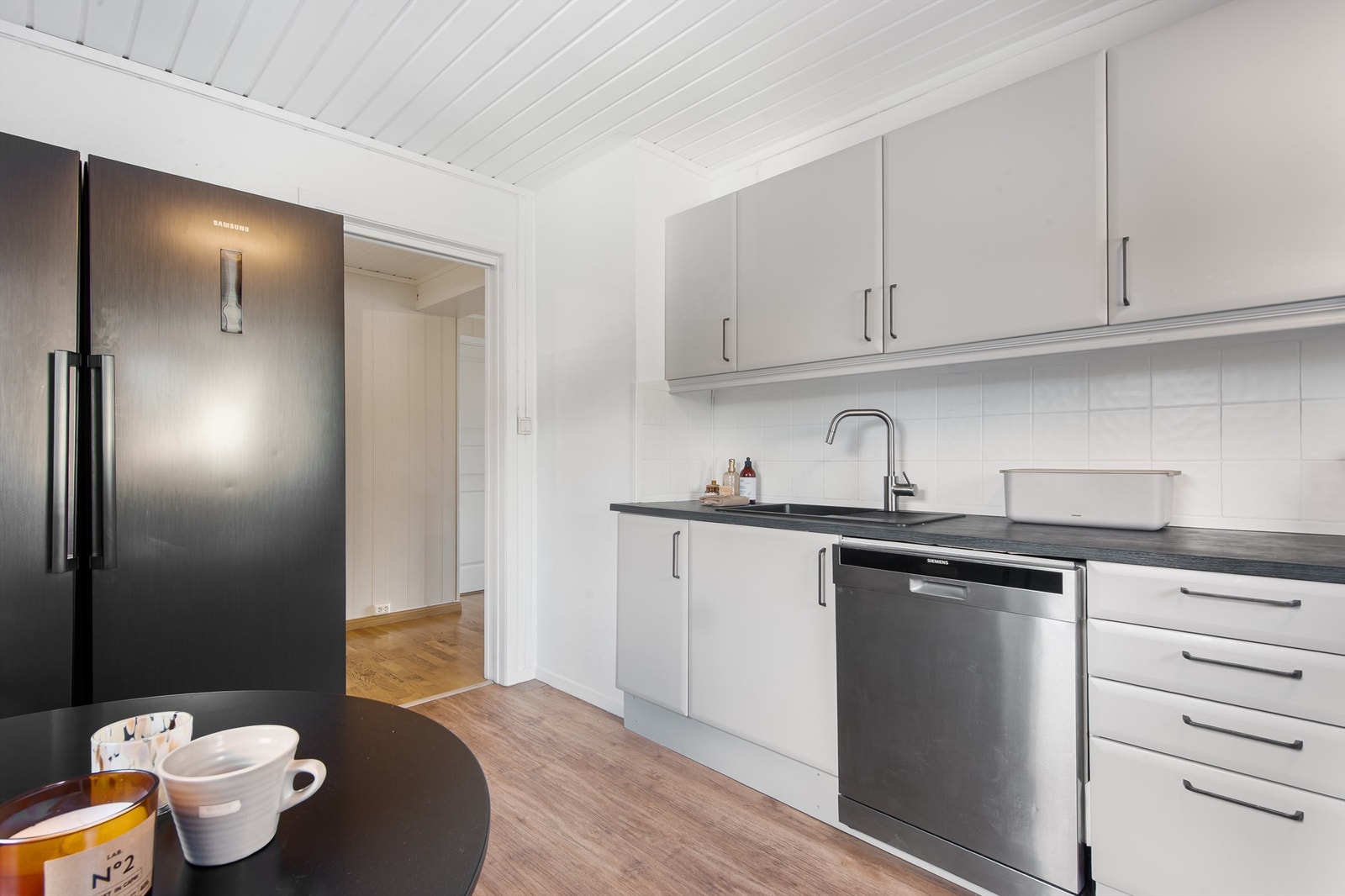 Det er rikelig med plass til et stort, frittstående kjøleskap. Galleribilde