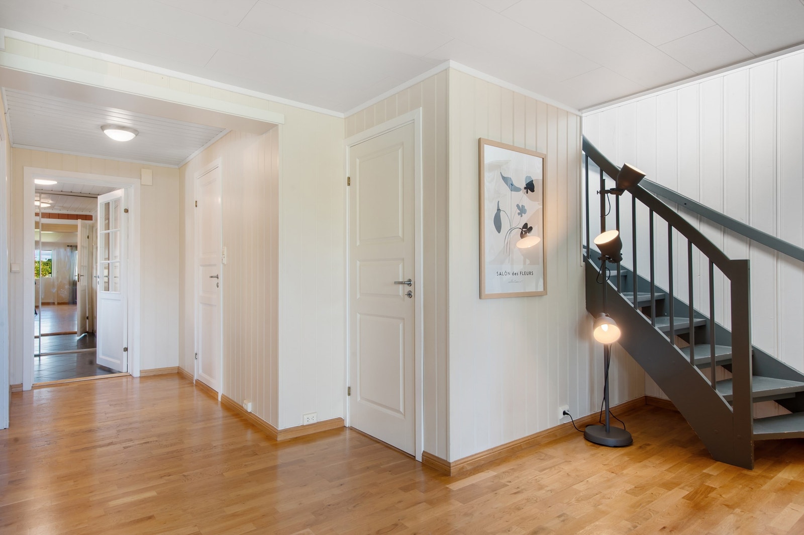 Fra entreen kommer du videre inn i en lys gang som åpner seg opp mot stuen. Galleribilde