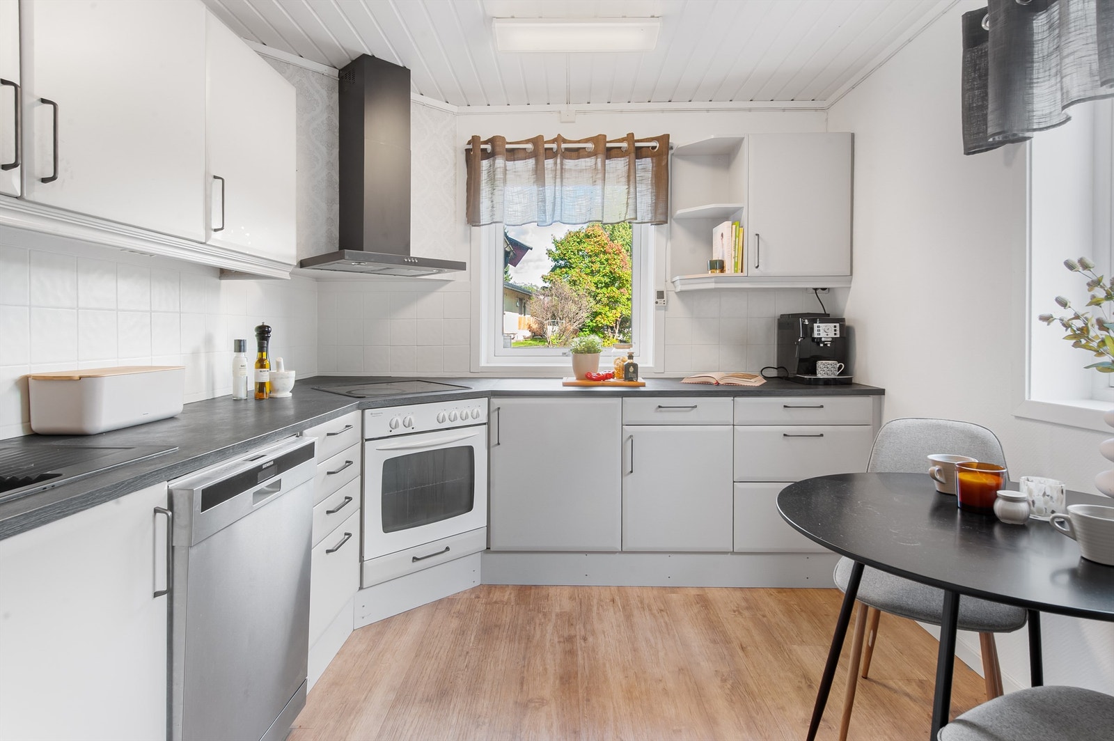 Rommet er arealeffektivt med god benke- og skapplass, samt opplegg for oppvaskmaskin. Galleribilde