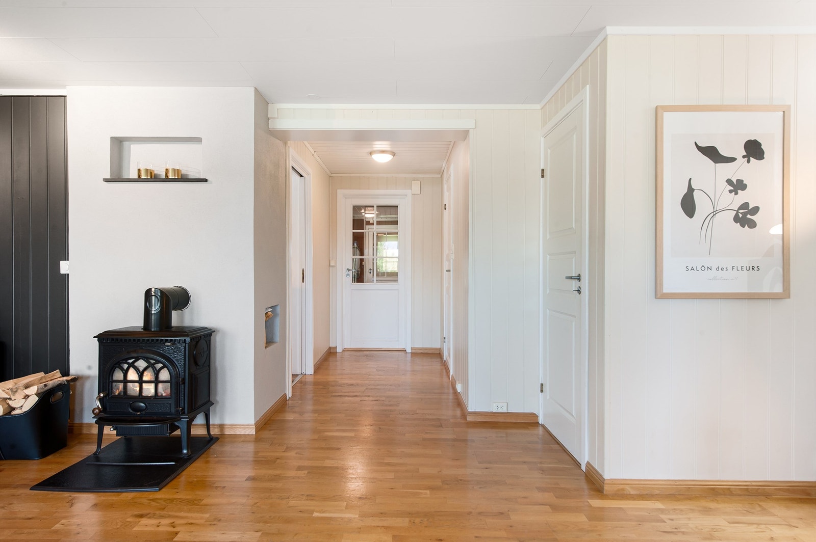 Fra stuen er det enkel adkomst til kjøkken og de andre rommene i etasjen. Galleribilde