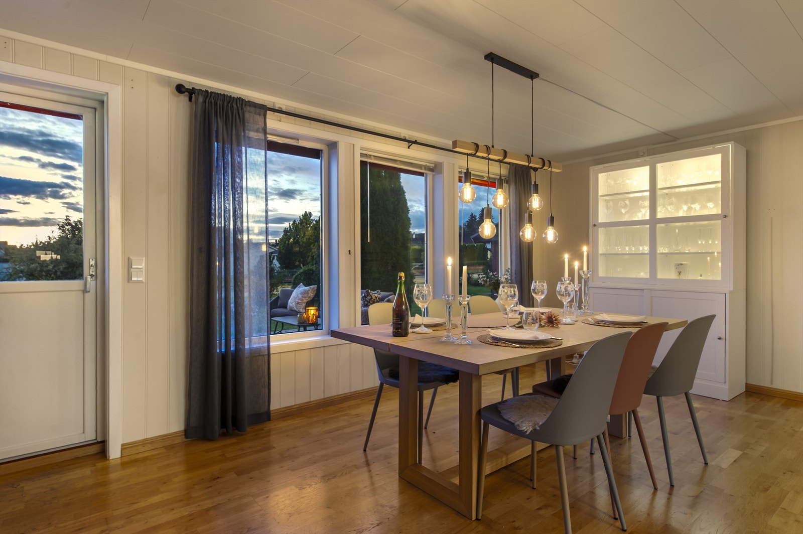 Her kan man nyte middager med utsikt mot kveldshimmelen. Galleribilde