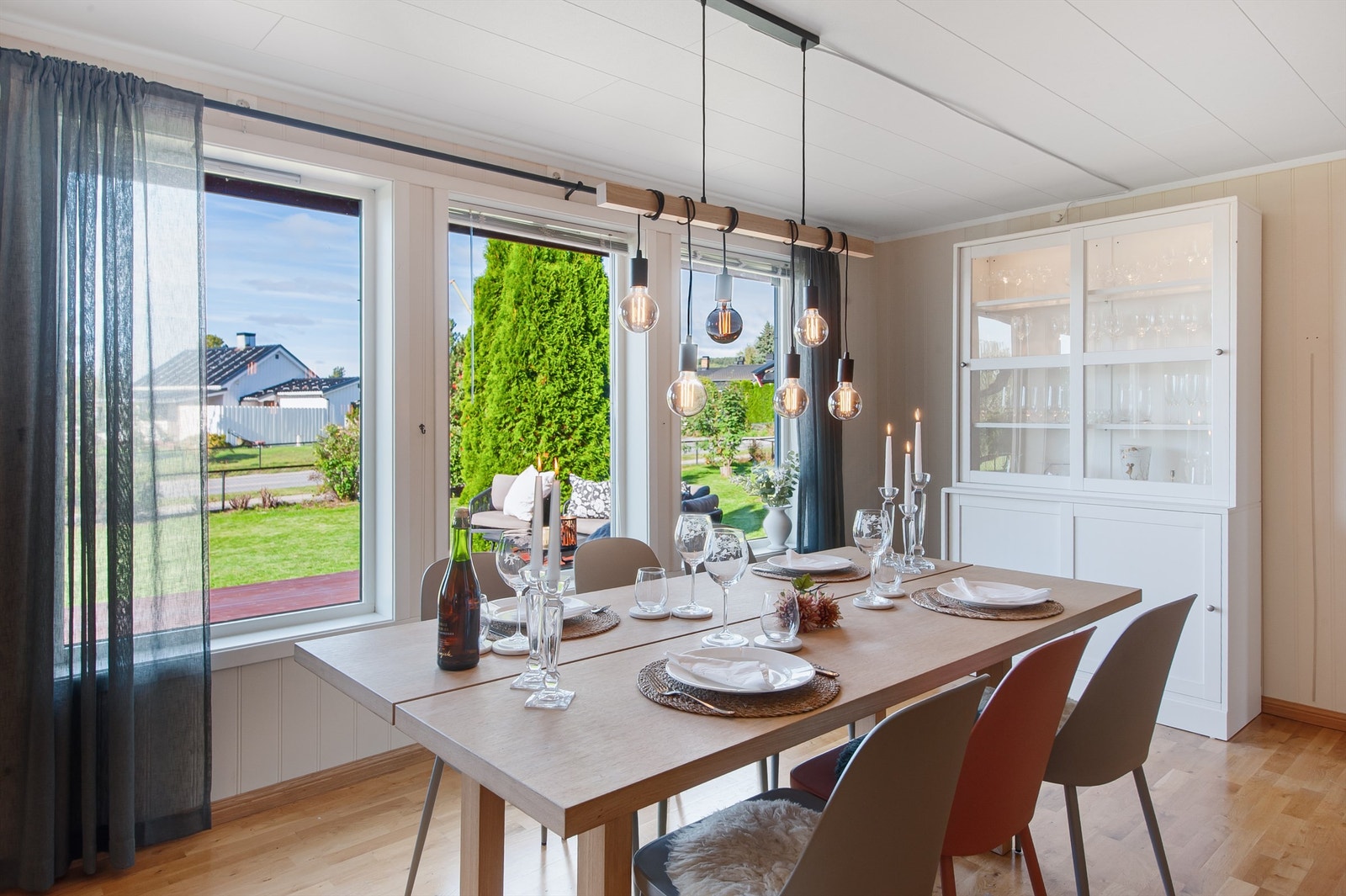 Spisestuen har store vindusflater som gir godt med dagslys og utsyn mot hagen. Galleribilde