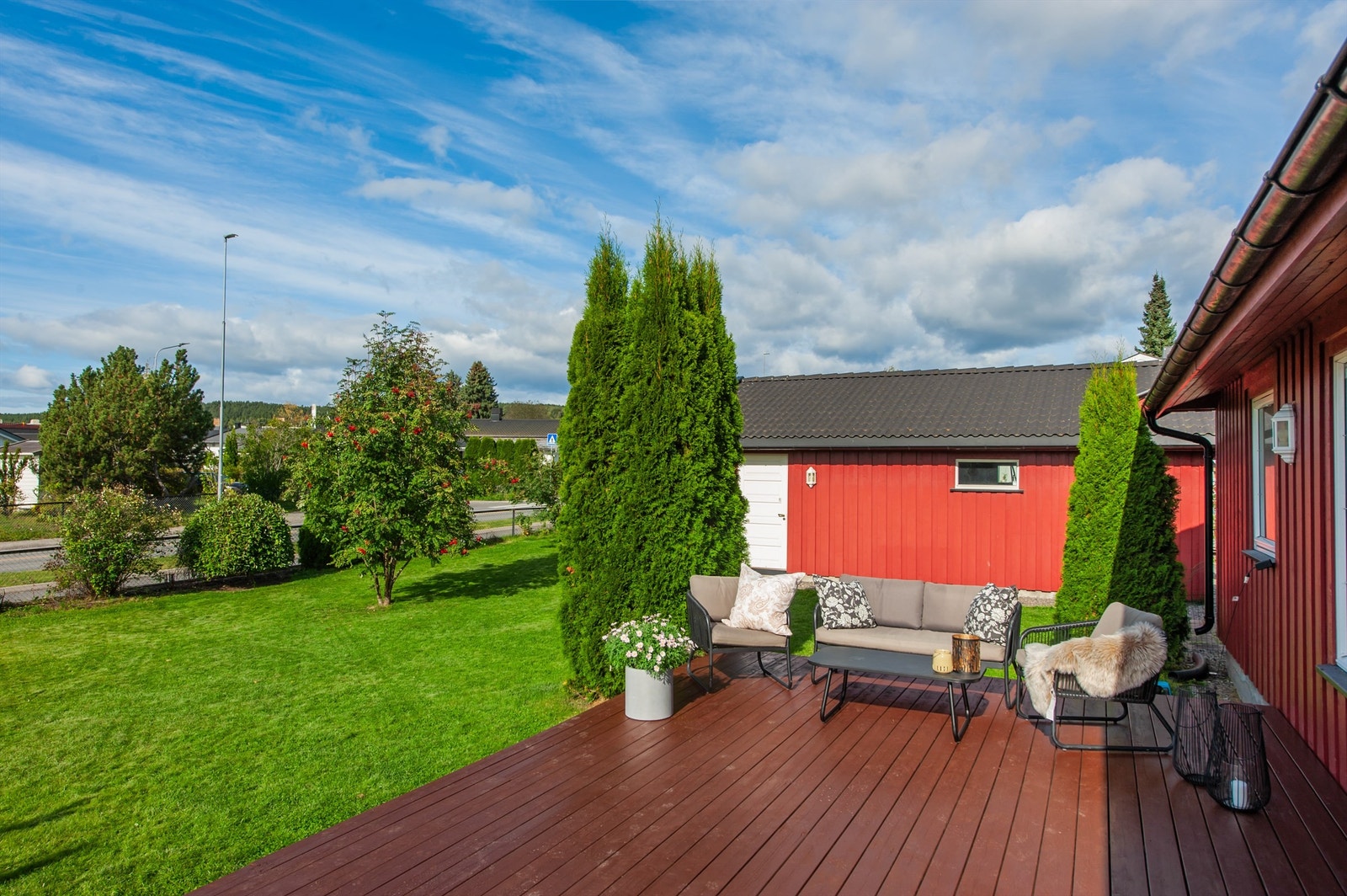 Her er det gode solforhold og rikelig med plass til både utemøbler og grill. Galleribilde