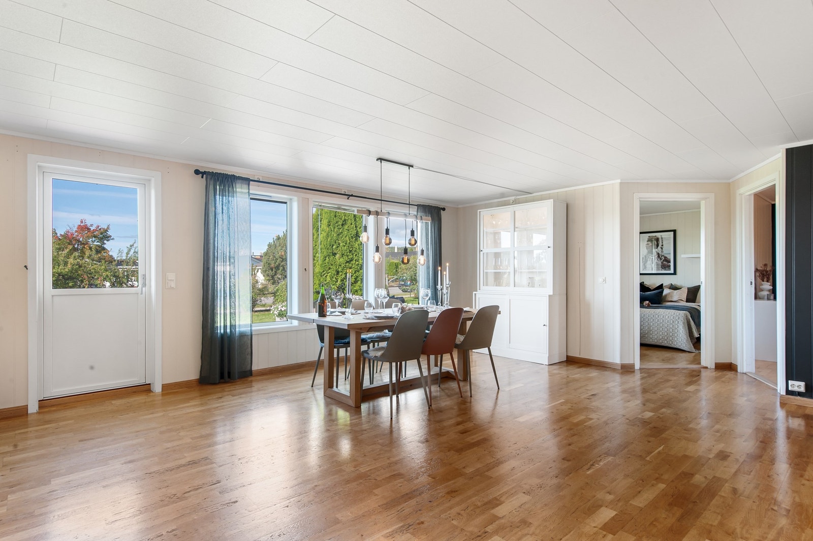 Rommet er en del av et tilbygg fra 2006 og har direkte utgang til en stor, vestvendt terrasse. Galleribilde