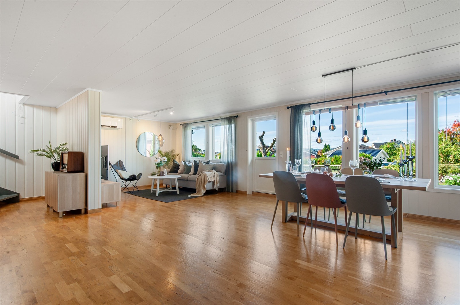 Stuen er et stort og åpent rom med plass til både spisebord og sofagrupper. Galleribilde