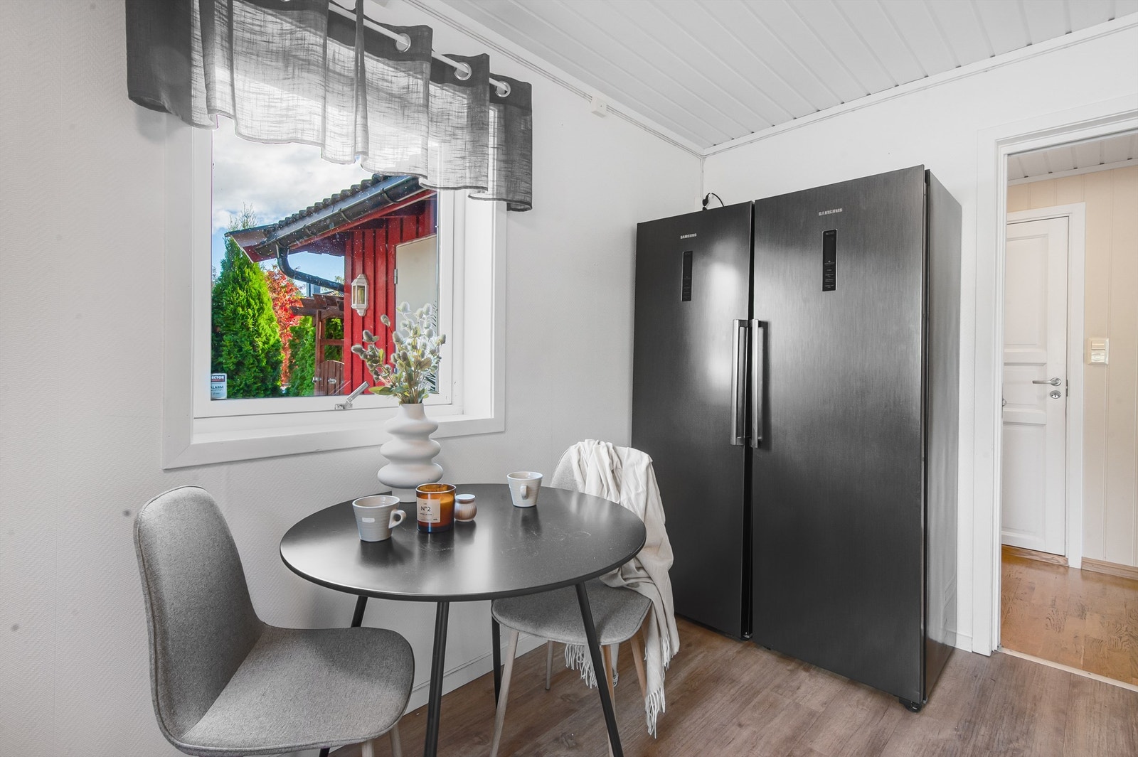 Kjøkkenet har en praktisk kjøkkenventilator med avtrekk ut. Galleribilde