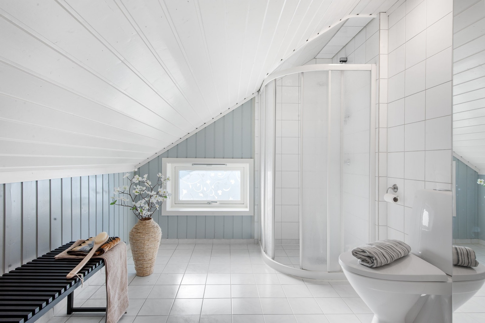 Badet i andre etasje har elektriske varmekabler i gulvet. Galleribilde