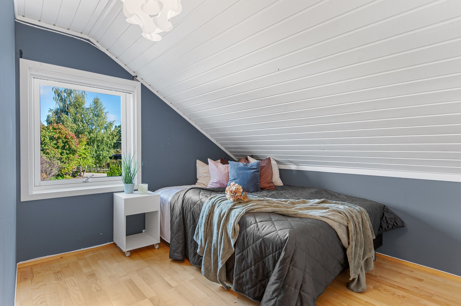 Dette soverommet har plass til seng og oppbevaringsmøbler. Galleribilde