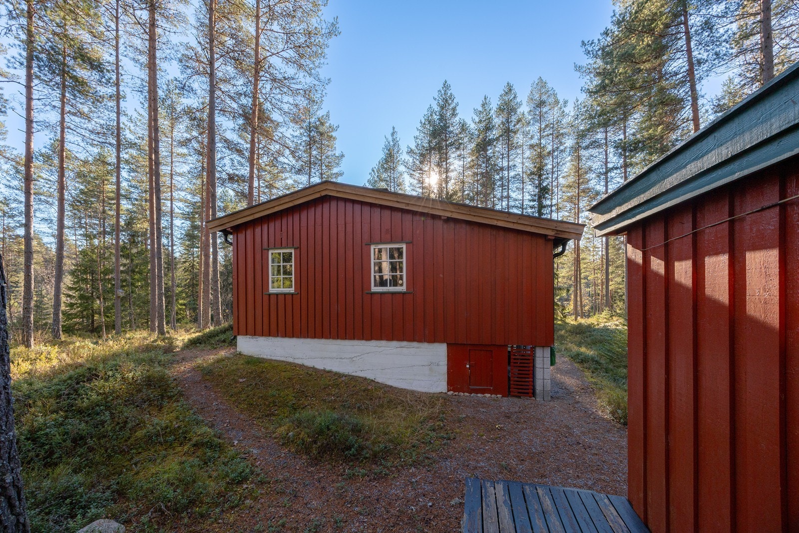 Under hytta er det en krypkjeller/blindkjeller med stubbegulv. Galleribilde