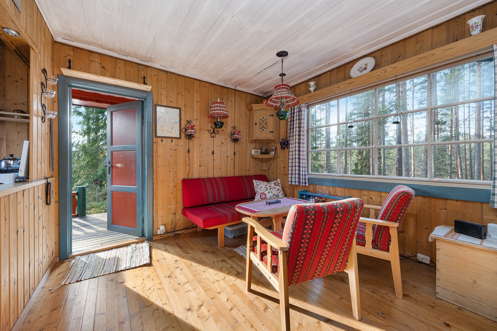 Via den dels overbygde terrassen er det adkomst til et åpent og koselig rom som utgjør stue og kjøkken. Galleribilde