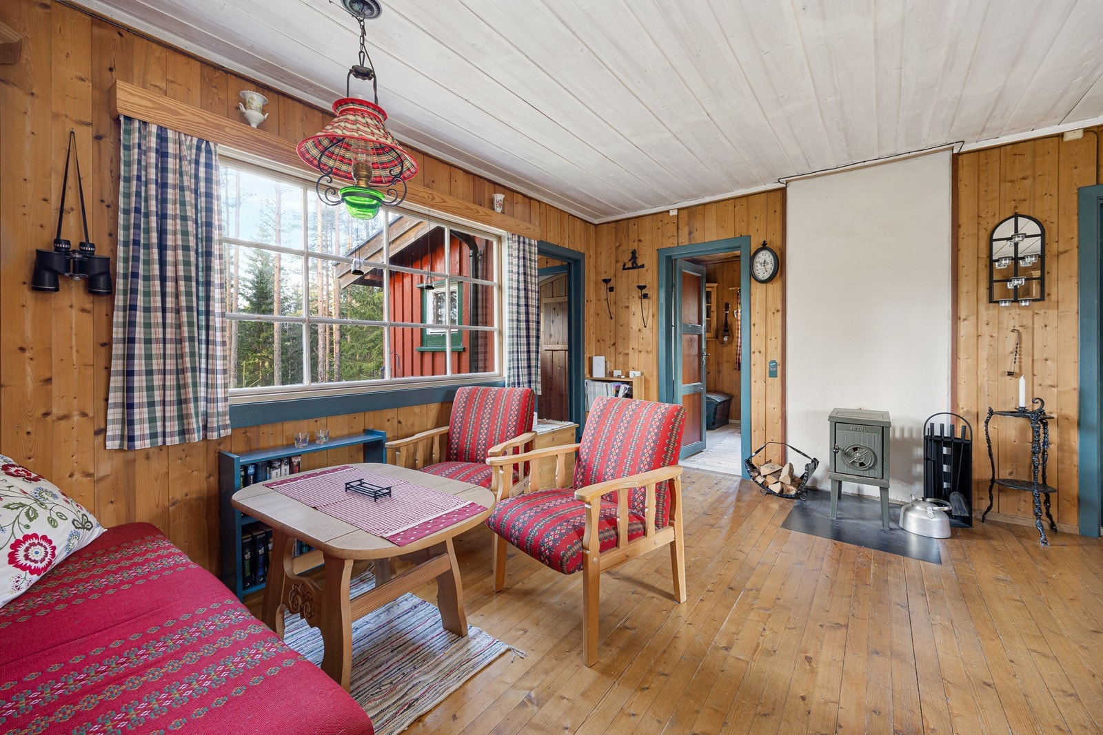 Her er det naturlig panel på veggene, hvitmalt himling og originalt heltregulv, og dagslyset strømmer inn via store sprossevinduer i to himmelretninger. Galleribilde