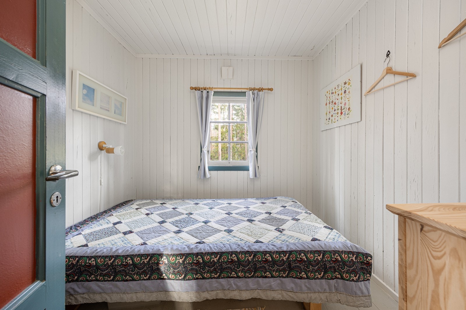 Hytta har to fine soverom. Begge soverommene har store sprossevinduser som sørger for gode luftemuligheter og naturskjønt utsyn. Galleribilde