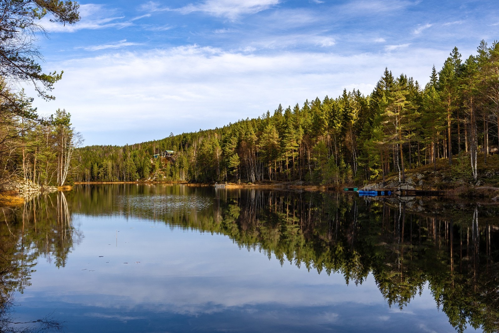 Fra hytta går det en sti ned til tjernet, hvor det er bade- og fiskemuligheter. Skogen rundt byr flotte områder for overnatting i hengekøye, og det idylliske vannet gir optimale forhold for SUP og kajakk. Galleribilde