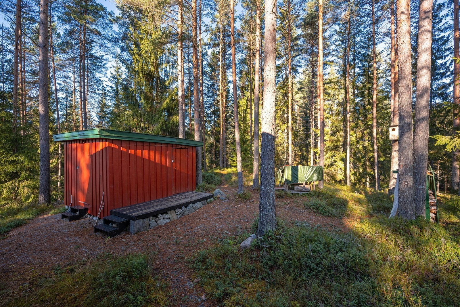 I et frittliggende uthus på ca. 12 kvm er det to boder og en utedo. Galleribilde