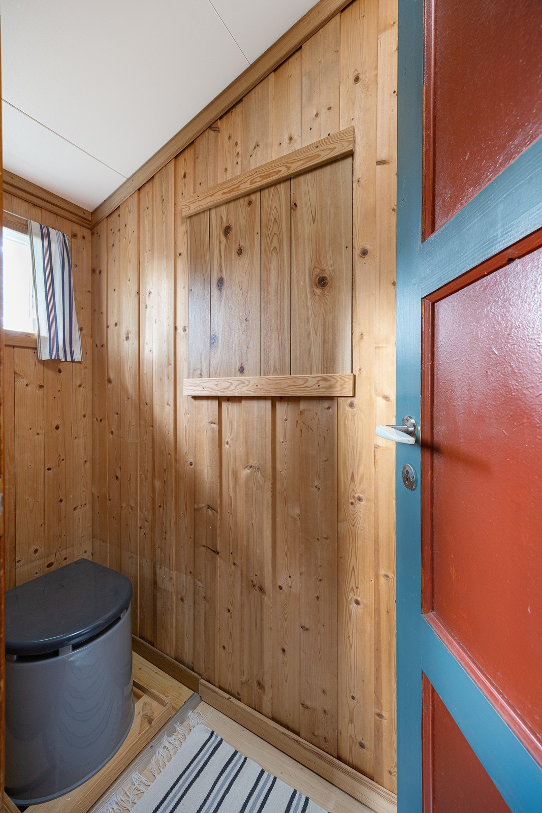 Toalettrommet ligger i direkte tilknytning til stellerommet. Galleribilde