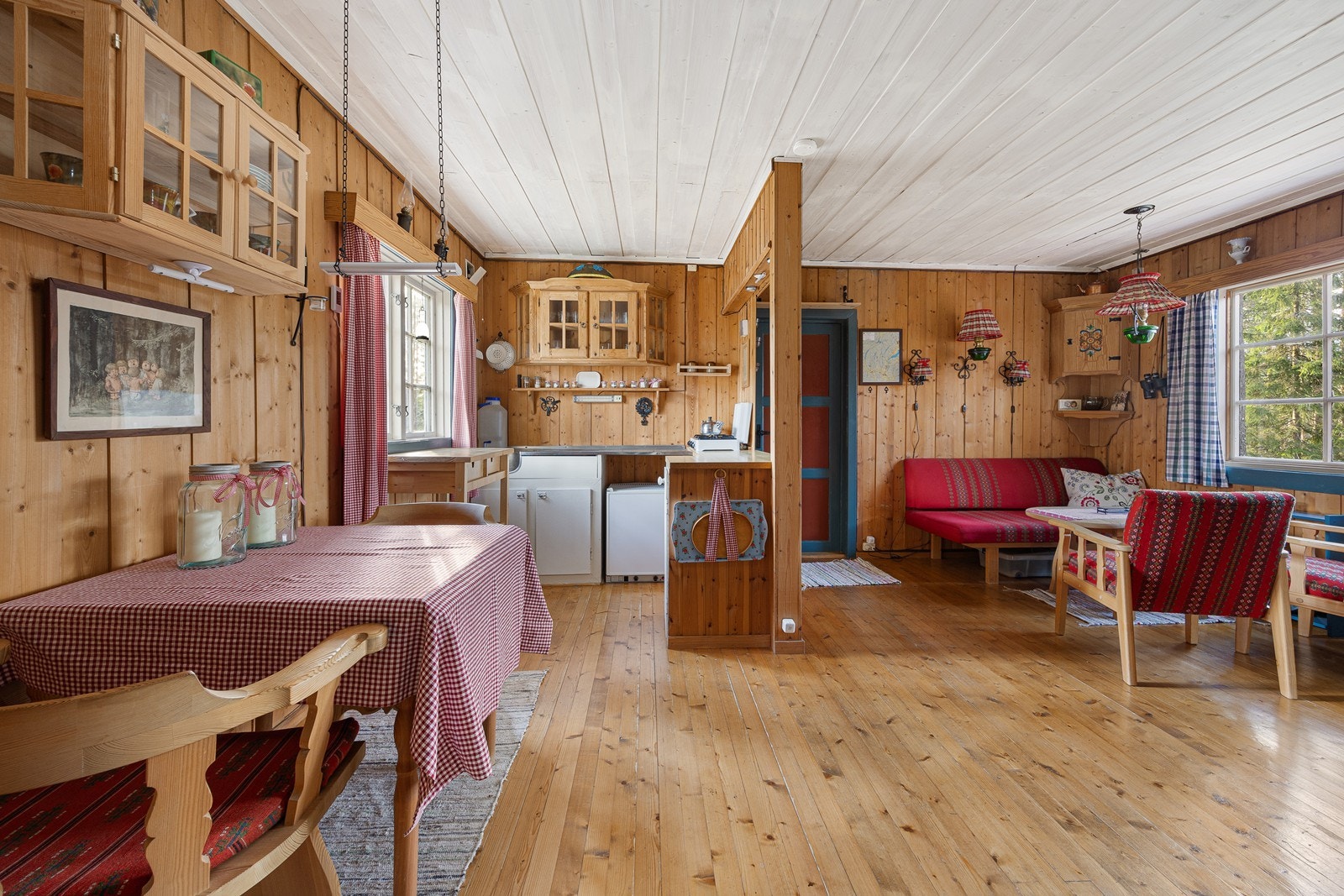 Det er god plass til sofagruppe og lenestoler, og ved kjøkkenet kan det innredes med et lite spisebord. Galleribilde