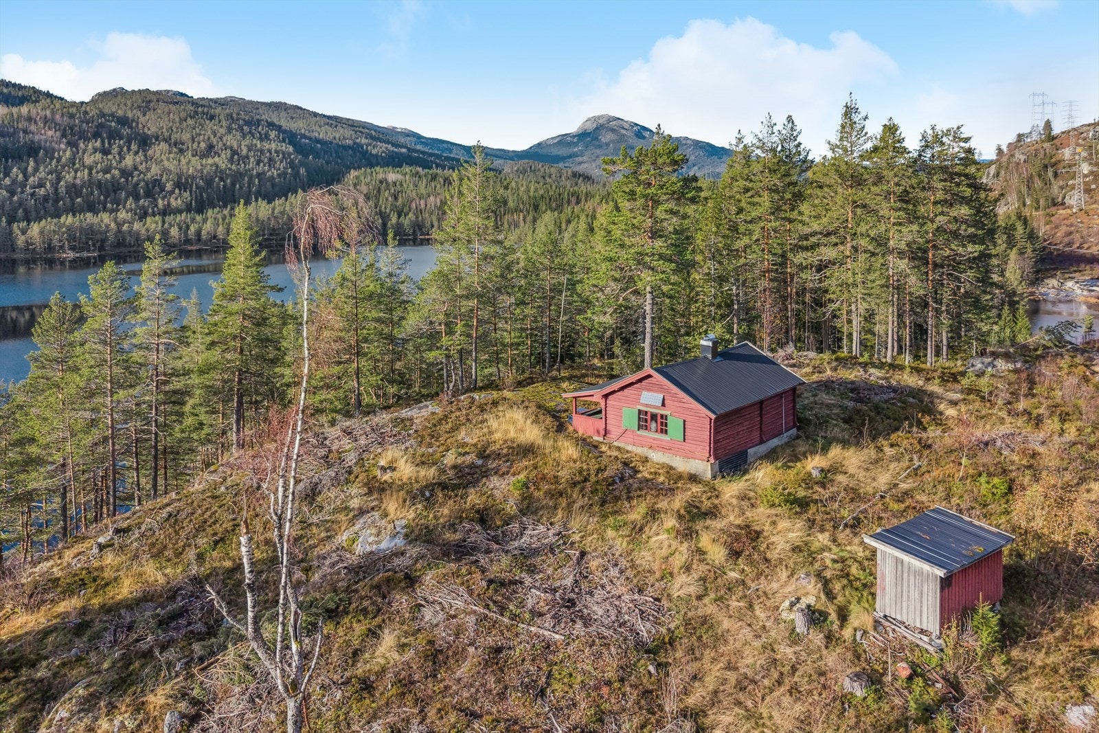 Fritidseiendom i vakre og naturskjønne omgivelser, rett ved Reskjemvatnet. Galleribilde