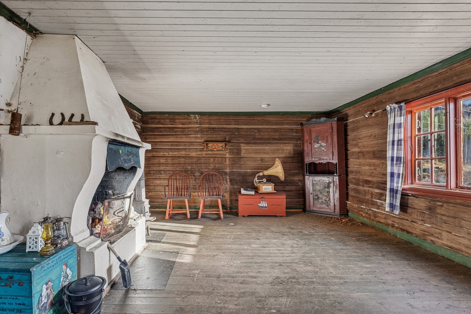 Stuen har fin størrelse og byr på plass for sofakrok og annet møblement. Galleribilde