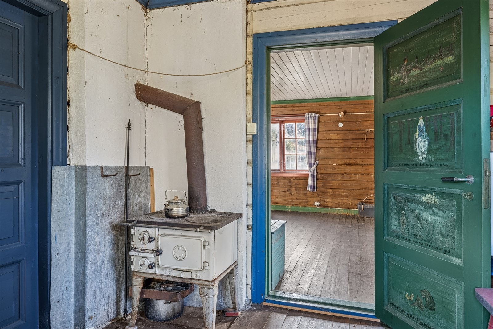 Eldre vedovn med kokeplater. Galleribilde