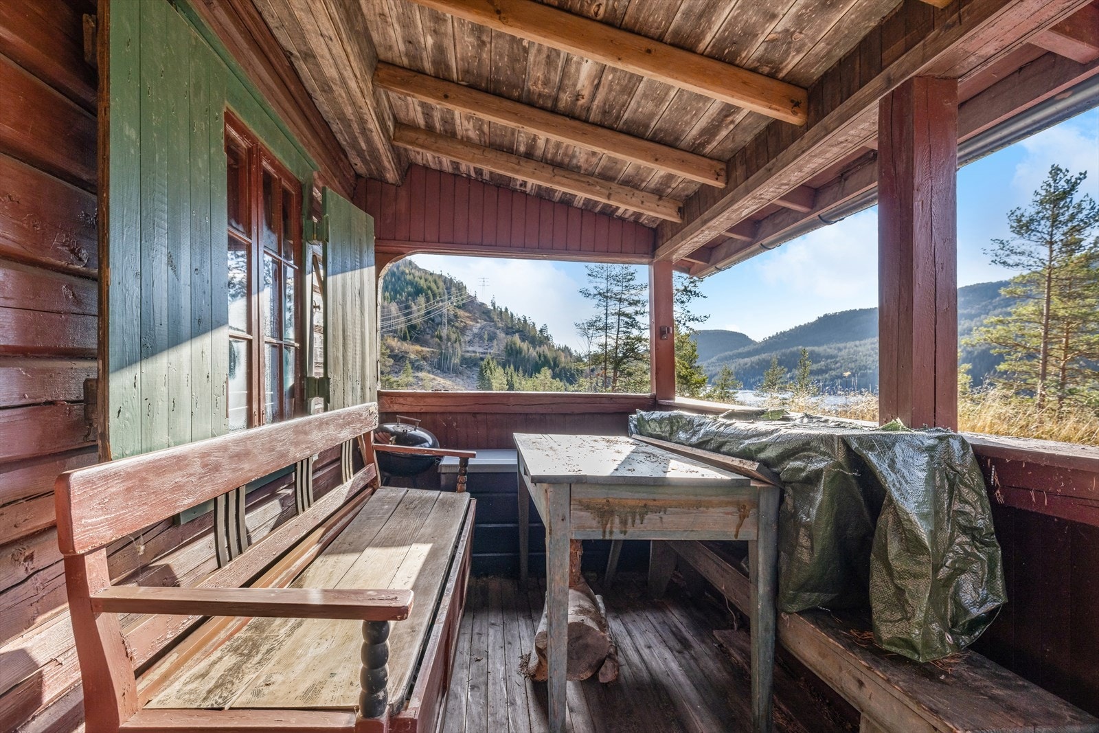 Overbygget terrasse med plass for utemøblement. Galleribilde