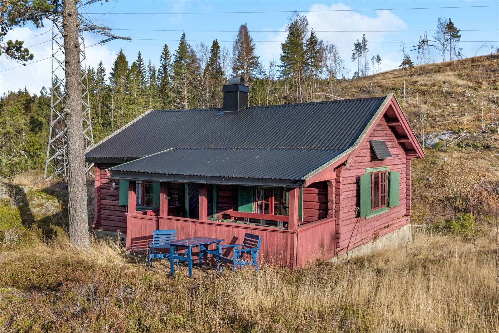 Hytta er i svært dårlig stand og det må påregnes riving. Galleribilde