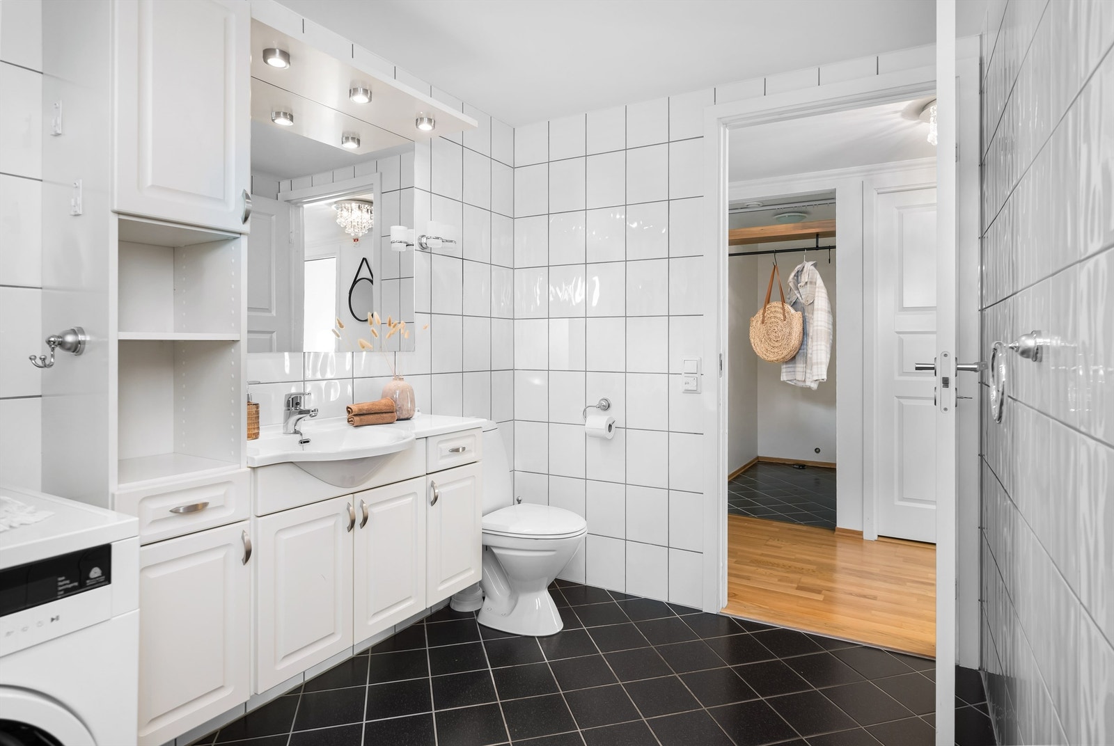 Profilert baderomsinnredning med høyskap på siden - mye oppbevaringsplass! Galleribilde