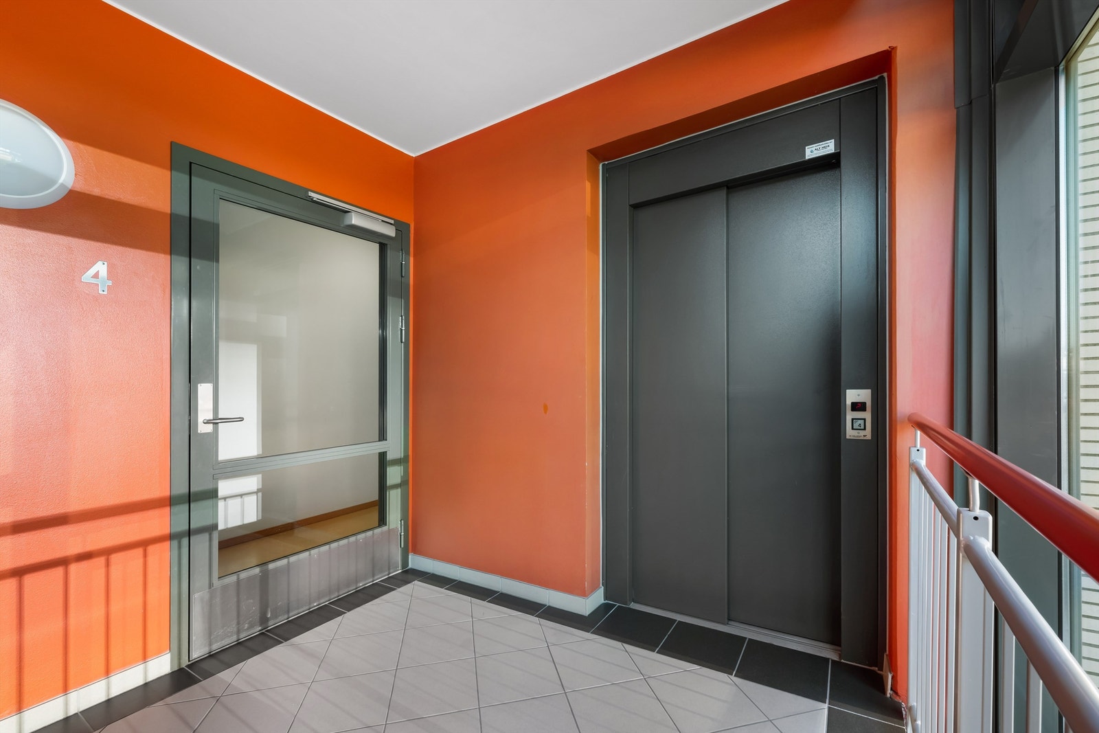 Trappeoppgang med heis. Galleribilde