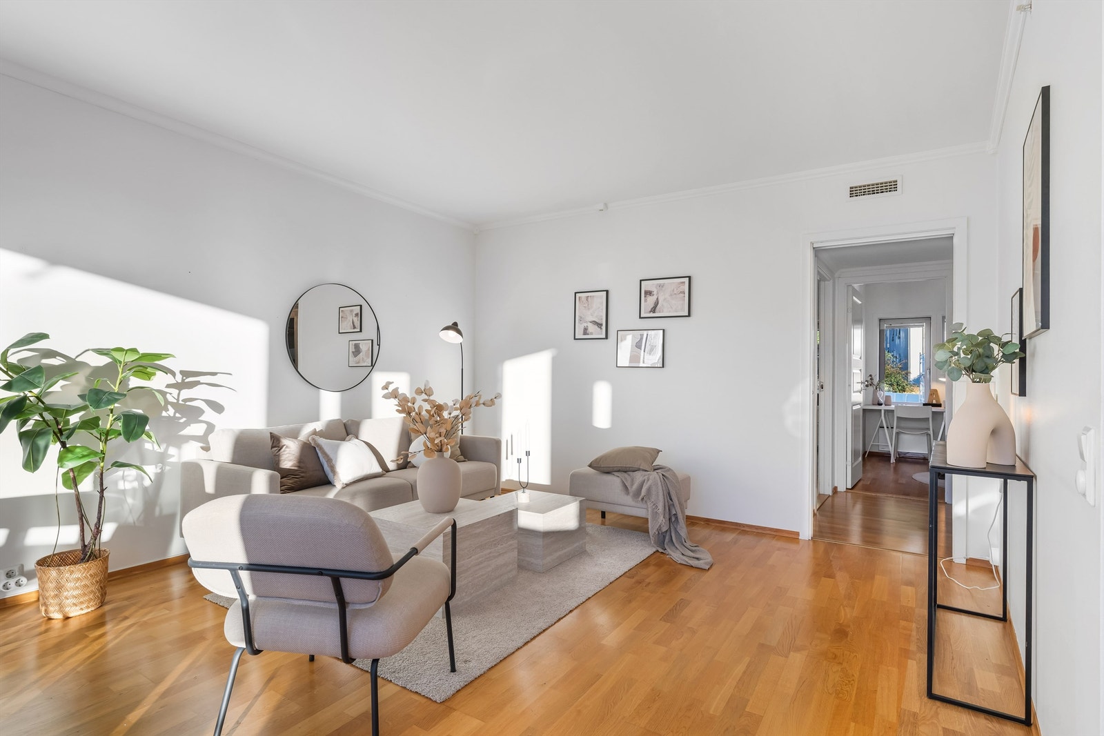 Stuen er belagt med parkett på gulv og har lyse flater på vegg og i himling. Galleribilde