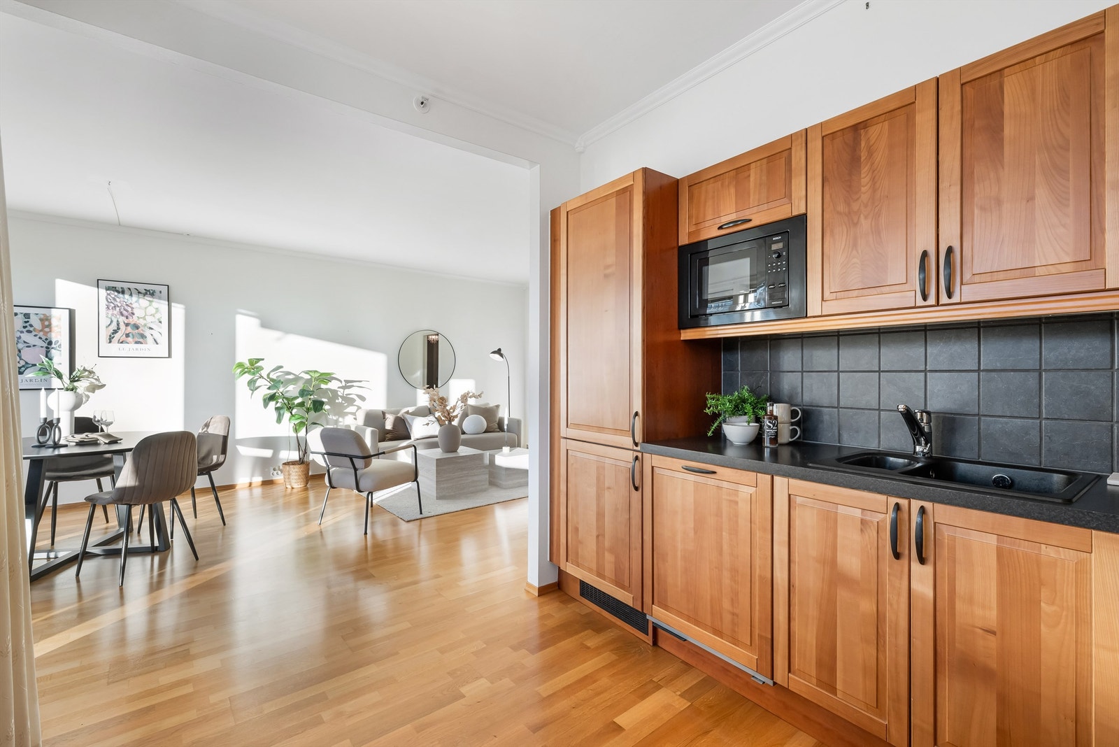 Kjøkkenets plassering i forhold til resten av stuen er tilbaketrukket, samtidig som du får åpen løsning. Galleribilde