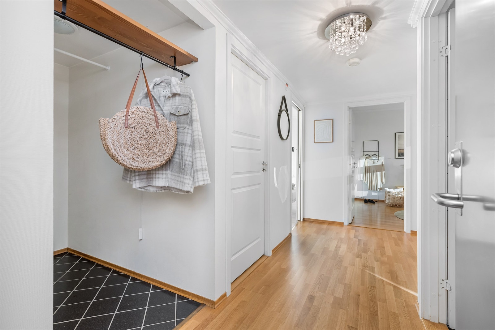 Velkommen inn! Rommet på venstre side er lagt opp til at det kan lages et ekstra toalettrom. Per nå har det blitt brukt som plass for oppbevaring. Galleribilde