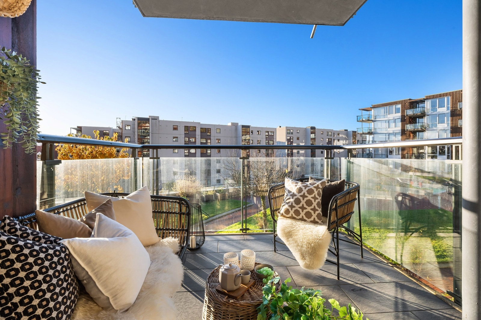 Stor balkong med perfekt beliggenhet for å nyte ettermiddagssolen. Galleribilde