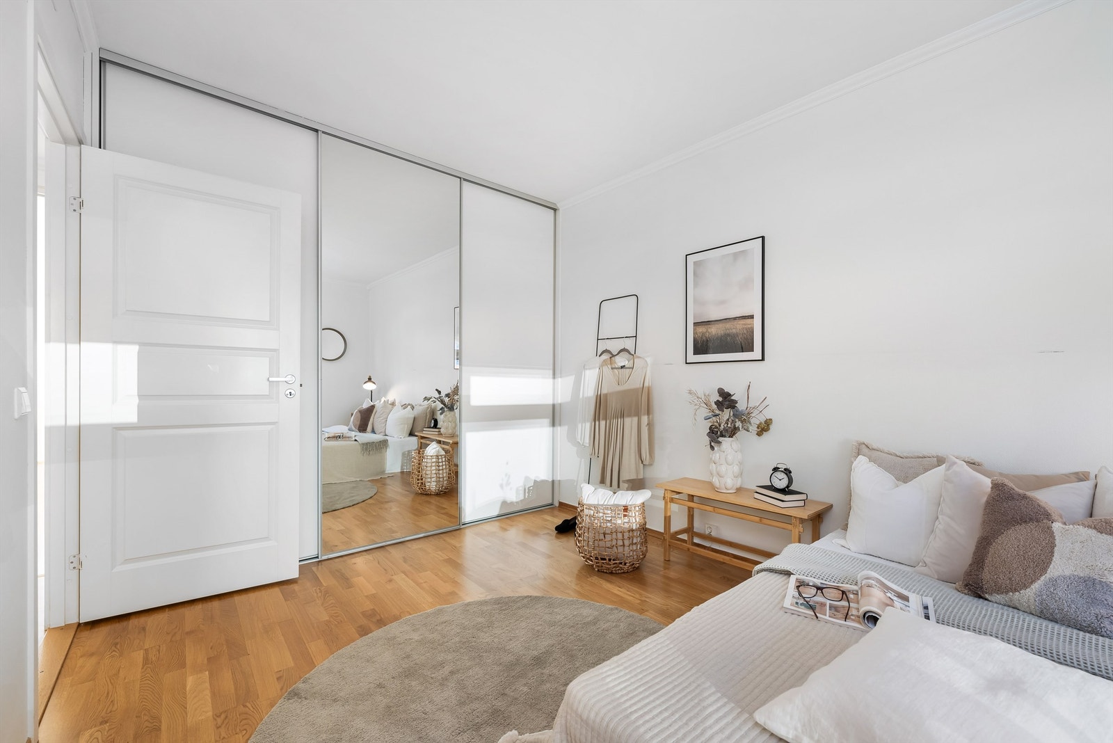 Soverommet har en stor skyvedørsgarderobe med et stort helfigur speil og mye oppbevaring. Galleribilde