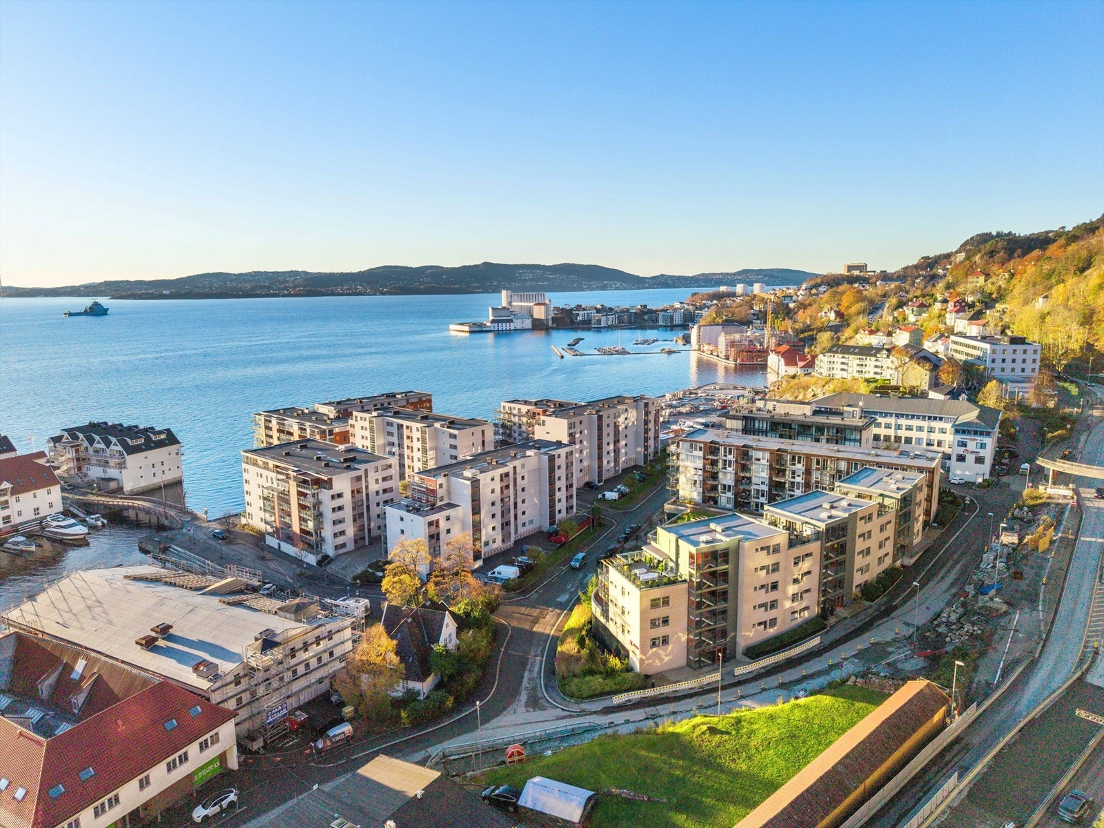 Leiligheten ligger på Måseskjæret, et idyllisk sted i Sandviken med hyppige bussavganger inn til Sentrum. Galleribilde