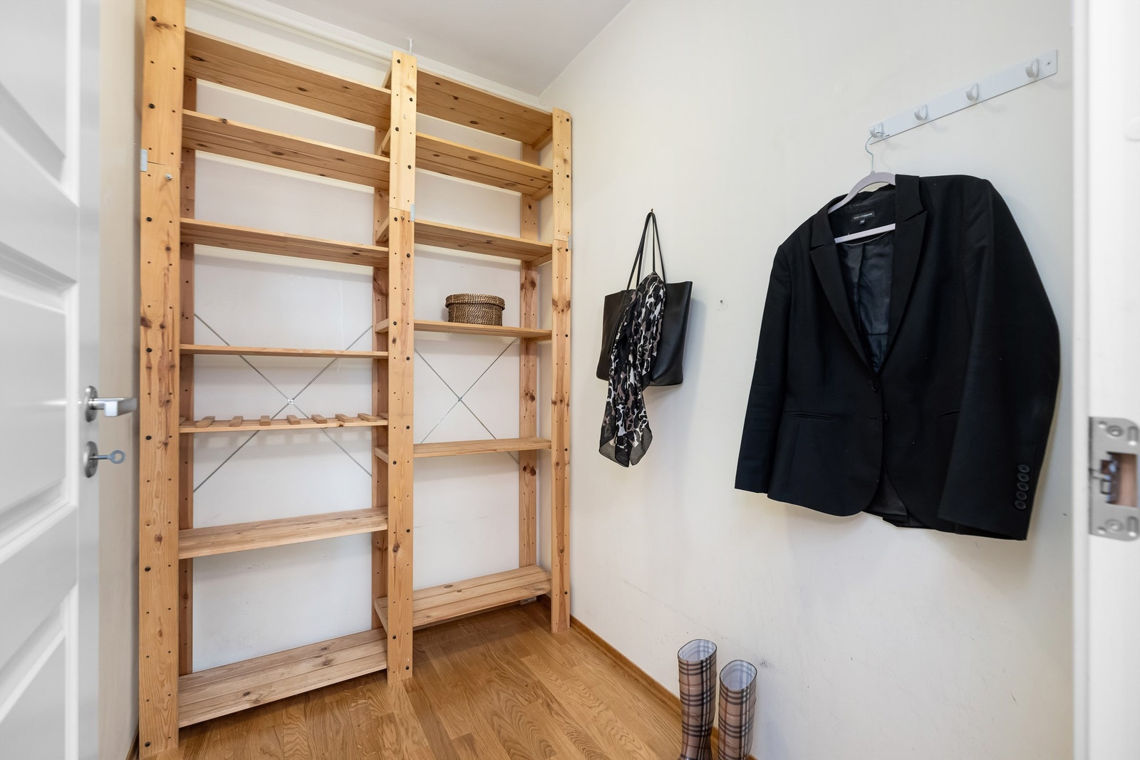 I tillegg til en ekstern bod i garasjen, er det også en innvendig bod i leiligheten. Galleribilde