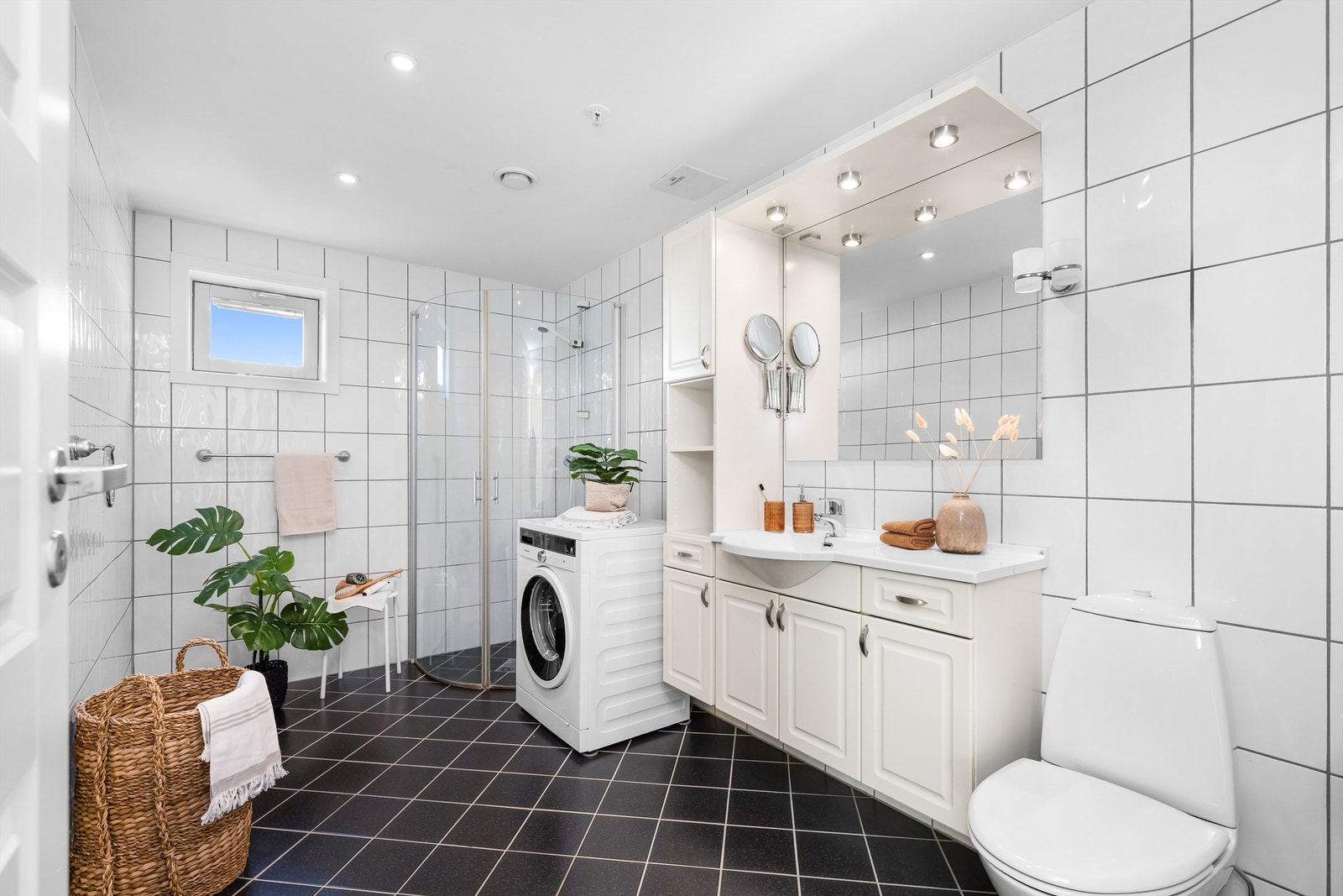 Helfliset bad av god størrelse med elektriske varmekabler i gulvet. Galleribilde