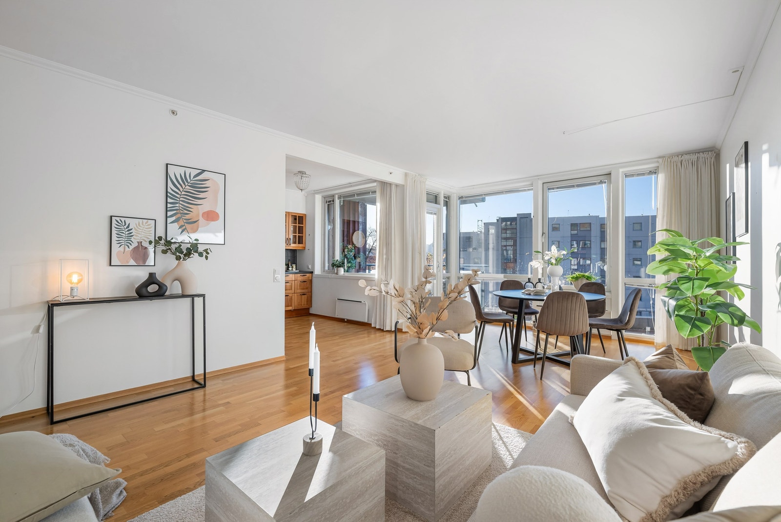 Lys og åpen stue/kjøkken løsning med god plass til en behagelig sittegruppe og salong hvor du kan nyte hyggelige middagsselskaper. Galleribilde