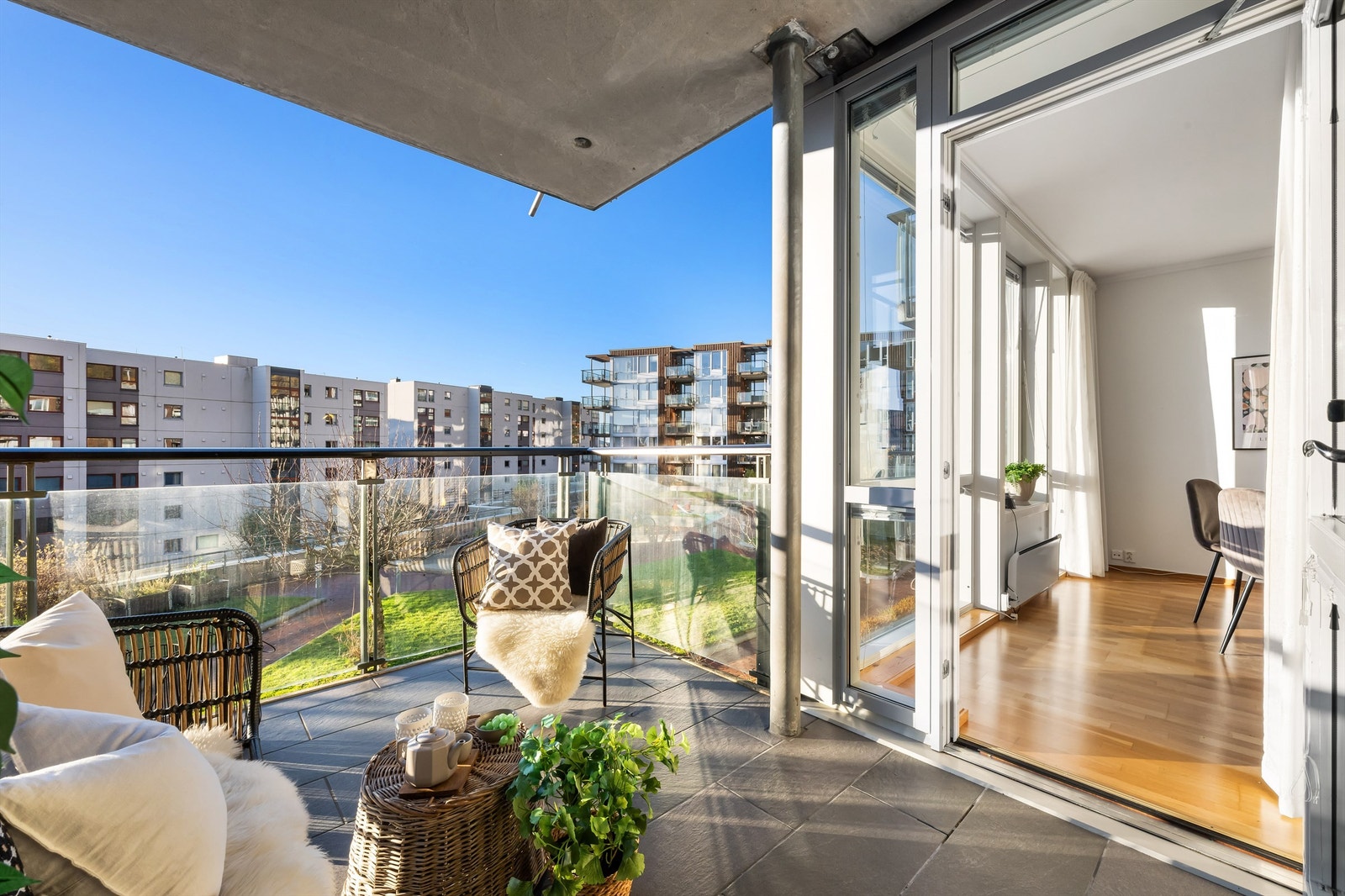 Balkongen er allsidig i bruk da den er skjermet for regnvær. Galleribilde