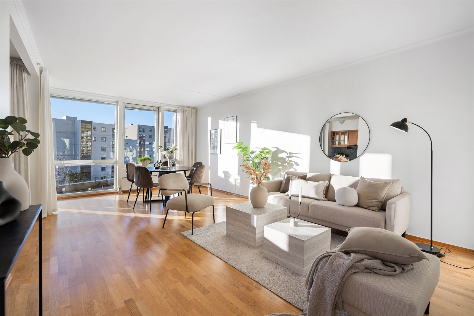 Leiligheten har en lys og stor stue med store vindusflater. Galleribilde