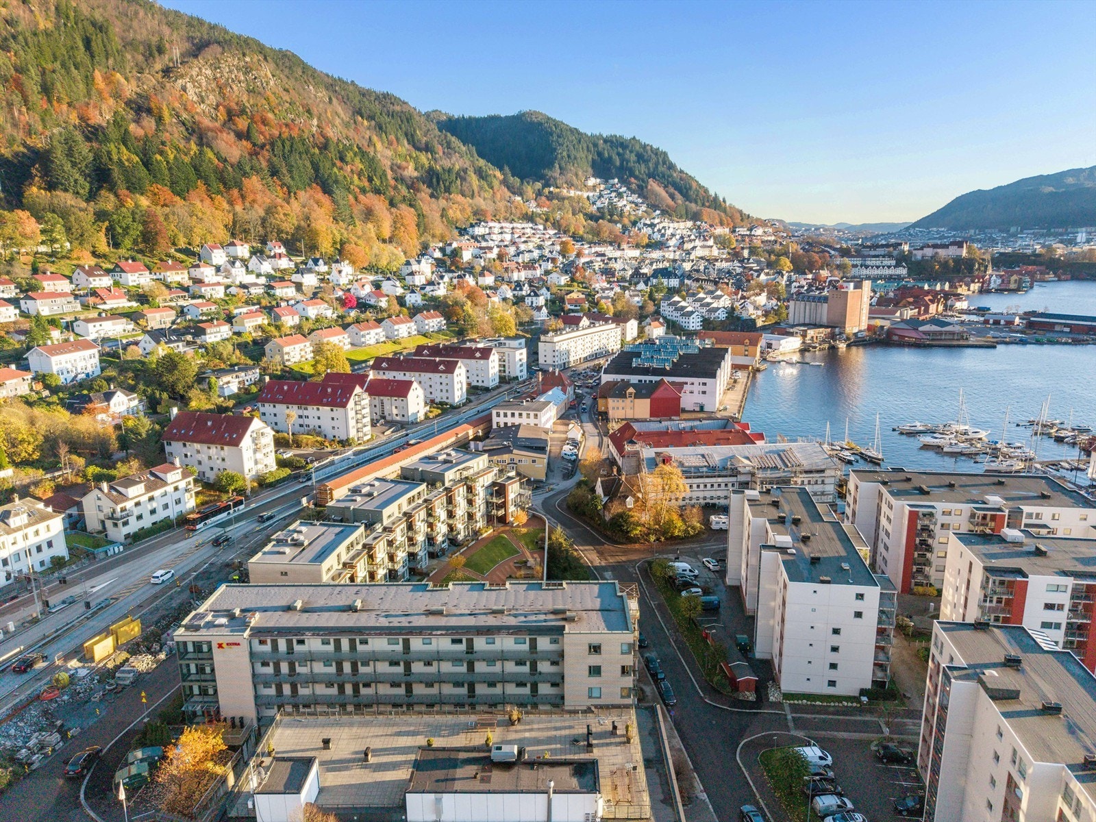 Munkebotn busstopp langs Sandviksveien har hyppige bussavganger til Sentrum, Haukeland, Fyllingsdalen, Loddefjord og Åsane! Galleribilde