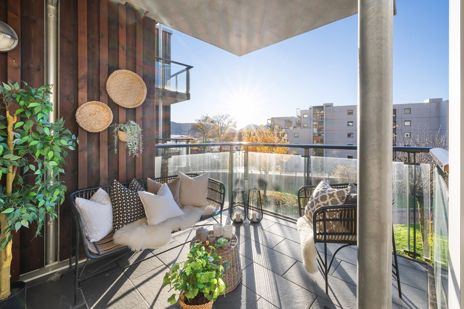 Vestvendt balkong med gode solforhold. Perfekt sted for avslapping og hygge når solen titter frem! Galleribilde