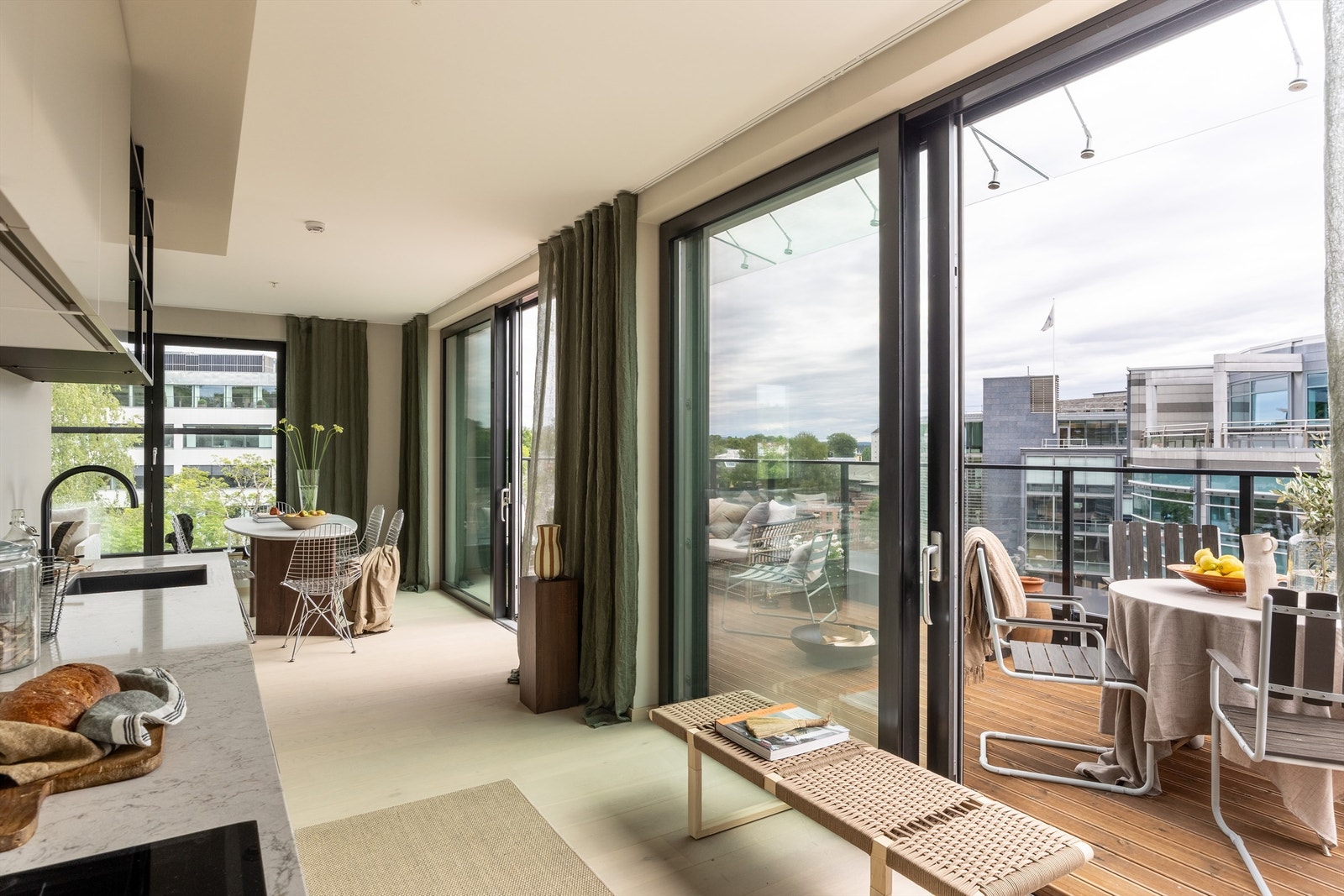 Fra stue og kjøkken har man utgang til privat takterrasse via skyvedører. Galleribilde