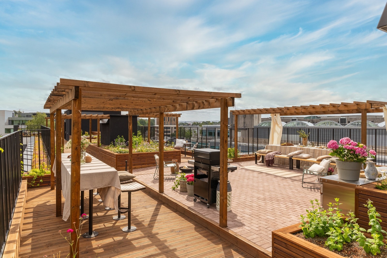 Prosjektet har en har flott, felles takterrasse med diverse møblement og beplantning. Galleribilde