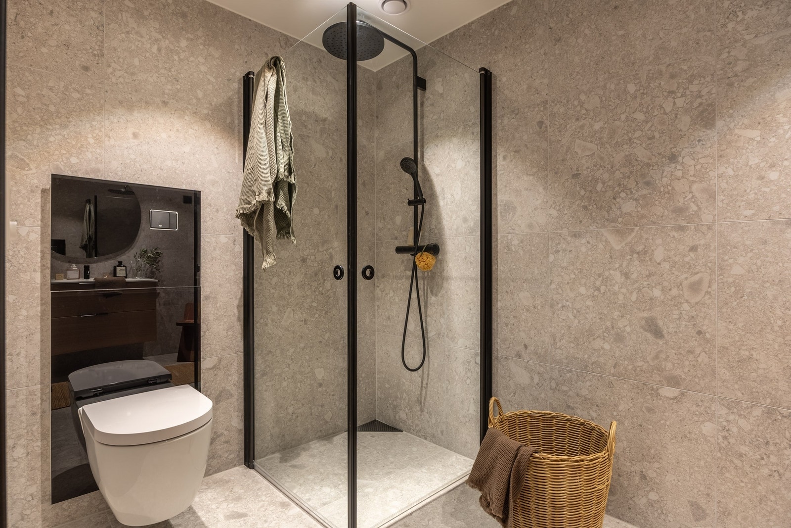 Stilren og moderne baderomsinnredning. Galleribilde